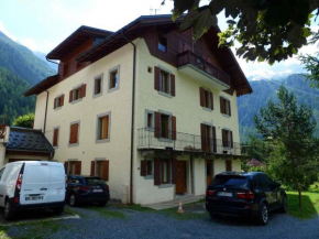 Snug apartment in Chamonix Mont Blanc with balcony